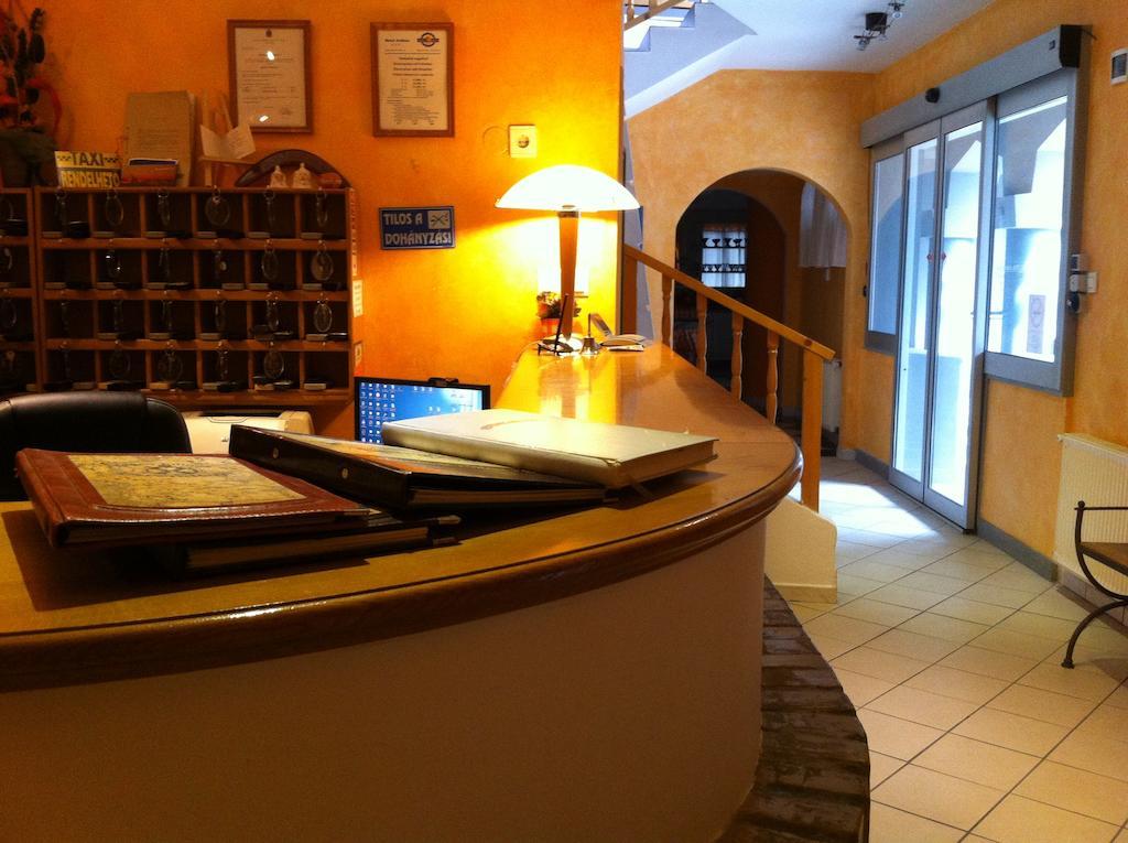 Hotel Zodiaco Szekszárd Esterno foto